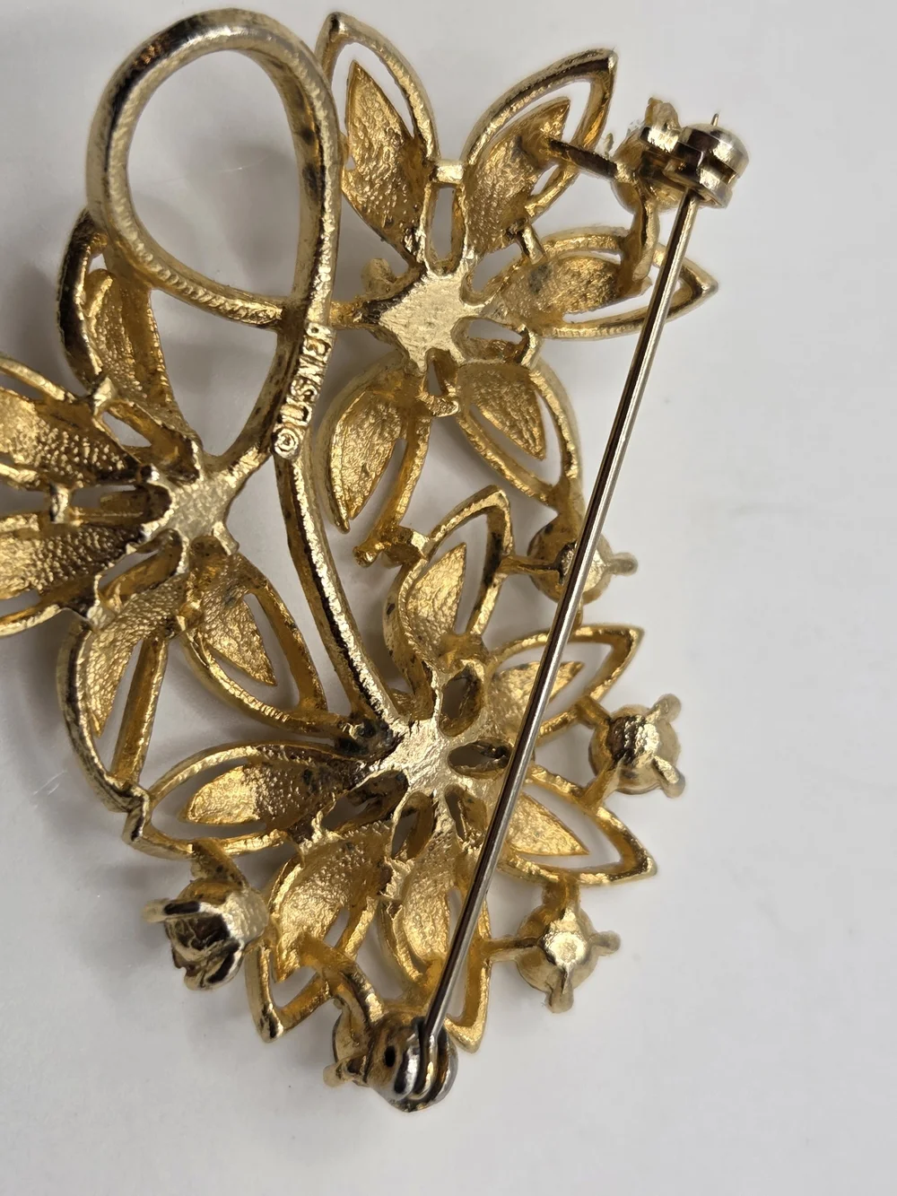 1665. Vintage Gold Tone Floral Crystal Brooch